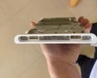 Le cadre supposé d'un prototype OLED de la rumeur Nintendo Switch 2 (photo) a conduit certains joueurs pleins d'espoir à croire qu'une Nintendo Switch 2 OLED est déjà en préparation. (Source de l'image : Gazlog)