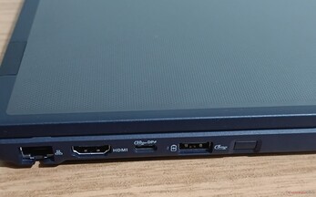 Connecteurs sur le côté gauche : Prise GbE, HDMI 1.4, USB-C 10 Gbps (PD+DP 1.4), USB-A 5 Gbps