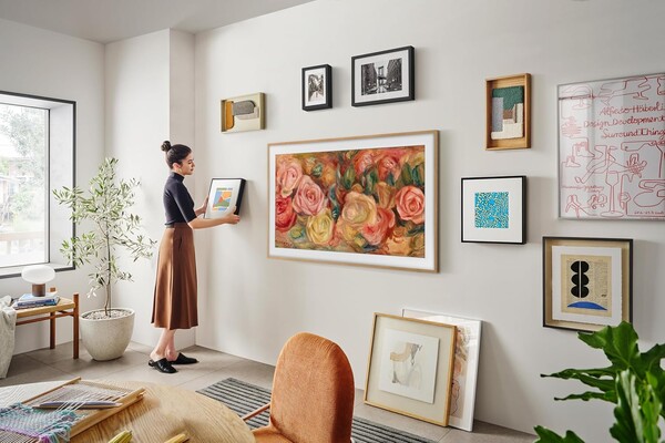 Le téléviseur The Frame de Samsung peut passer pour un tableau lorsqu'il est en mode art. (Source de l'image : Samsung)