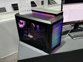 Le prochain PC MEG Vision X AI de MSI, équipé de la RTX 50, est doté d'un écran intégré. (Source de l'image : Cowcotland)