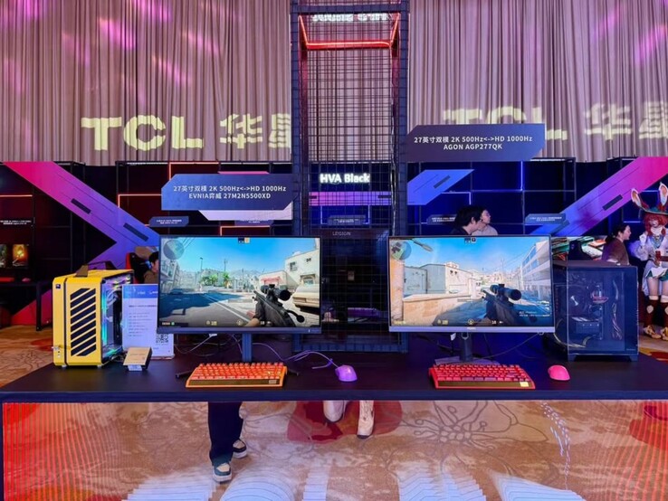 L'Evnia 27M2N5500XD de Philips et l'Agon AGP277QK d'AOC en démonstration. (Source de l'image : Philips)