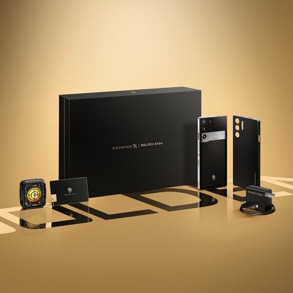 Le RedMagic 10 Pro Golden Saga Edition est livré avec des accessoires personnalisés et une boîte cadeau spéciale. (Source de l'image : RedMagic)