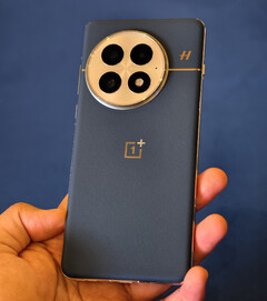 Le OnePlus 13 pourrait être disponible dans le monde entier dans la jolie finition bleue présentée ici. (Source de l&#039;image : @sondesix)