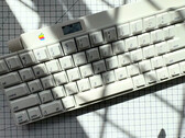 Ce clavier Apple de 1986 est sans fil et dispose d'un écran OLED intégré et d'un bouton rotatif. (Source de l'image : mtt sur YouTube)