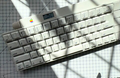 Ce clavier Apple de 1986 est sans fil et dispose d&#039;un écran OLED intégré et d&#039;un bouton rotatif. (Source de l&#039;image : mtt sur YouTube)