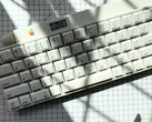 Ce clavier Apple de 1986 est sans fil et dispose d'un écran OLED intégré et d'un bouton rotatif. (Source de l'image : mtt sur YouTube)