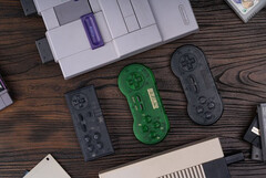 8BitDo a donné un coup de jeune à une autre série de contrôleurs avec sa dernière version &quot;Transparent Series&quot;. (Source de l&#039;image : 8BitDo)