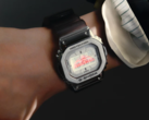 La montre C2H4 x Casio G-Shock G-5600 "The Space Age" Edition possède une lunette en acier inoxydable (Image source : C2H4)