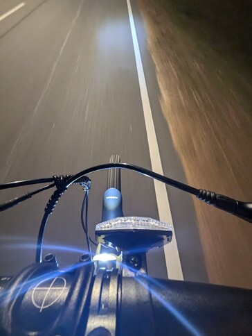 Rouler à pleine vitesse sous un lampadaire avec le phare allumé (Image Source : Stephen Pereyra / Notebookcheck)