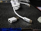 Un câble métallique tressé USB type-C vers C et un adaptateur type-A vers C sont inclus. 