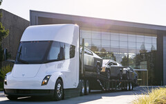 Tesla a également présenté le Cybertruck à l'arrière de son Semi, ce qui indique que certaines livraisons seront peut-être effectuées par le biais du transporteur électrique. (Source de l'image : Tesla)