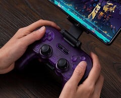 8BitDo vend maintenant la version Translucent Purple du Pro 2 avec des joysticks à effet Hall. (Source de l&#039;image : 8BitDo)