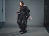 L'exosquelette auto-équilibrant XoMotion de Human in Motion Robotics est approuvé au Canada pour la rééducation ambulatoire. (Source de l'image : Human in Motion Robotics)