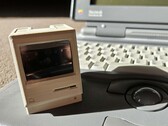 Le Pico Mac Nano ne mesure que 6 cm de haut, comme le montre la comparaison avec le Powerbook 180 à l'arrière-plan.