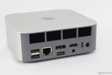 Arrière : USB-A 3.2 (10 Gbps), USB-A 2.0 (480 Mbps), RJ-45 (2,5 Gbps), DisplayPort 1.4 (4K@144), USB-A 2.0 (480 Mbps), HDMI 2.1 (4K@120), casque 3,5 mm, USB-C 4.0 avec DisplayPort + Power Delivery (40 Gbps), adaptateur secteur