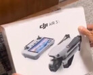 DJI vendra l'Air 3S avec de nombreux accessoires dans le cadre d'un Combo Fly More. (Source de l'image : via @Quadro_News)