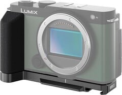 Vous pouvez à peine distinguer la porte du micro sur la gauche (image de droite) du Panasonic Lumix S9 (Image source : Amazon)