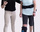 La combinaison Exo-Suit de Lifeward ReStore facilite la rééducation après un accident vasculaire cérébral en soulevant correctement le pied à chaque pas. (Source : Lifeward)