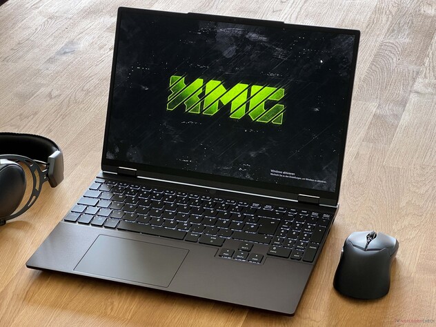 Le Schenker XMG Evo 15 M24 et son minuscule cran d'arrêt (Image source : Notebookcheck)