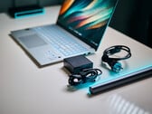 Le SoC Qualcomm Snapdragon X Elite de l'Asus Vivobook S15 a à peine besoin d'un adaptateur d'alimentation pour être pleinement performant. (Source de l'image : Alex Waetzel / Notebookcheck)