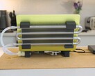 Installation DIY du MacBook Neo refroidi par liquide avec un radiateur externe et des tuyaux attachés à l'ordinateur portable