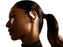 Shokz présente les écouteurs ouverts OpenFit 2, dotés de deux haut-parleurs et de deux microphones MEMS. (Source de l&#039;image : Shokz)