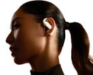 Shokz présente les écouteurs ouverts OpenFit 2, dotés de deux haut-parleurs et de deux microphones MEMS. (Source de l'image : Shokz)