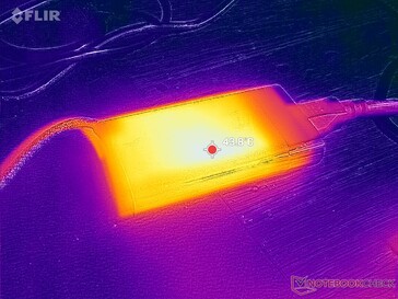 L'adaptateur CA atteint plus de 44 °C lorsque les charges sont élevées