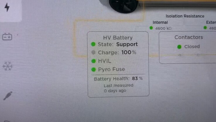 La Model 3 fait état d'une dégradation de la batterie de 17 % après 150 000 miles, bien que l'autonomie estimée indique une perte de 10 % de l'autonomie réelle. (Source de l'image : Andy Slye via YouTube)