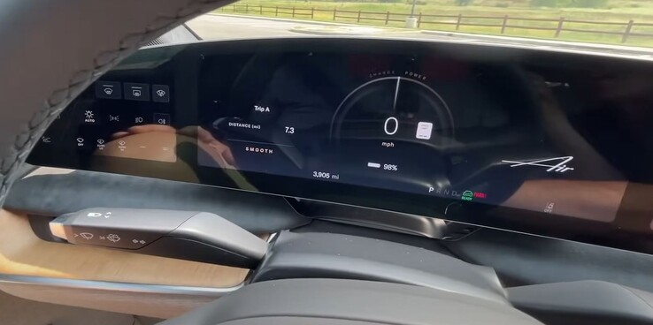 La Lucid Air GT a commencé le voyage avec 98% de batterie. (Source de l'image : TFLEV via YouTube)