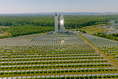 Le champ de miroirs sert à concentrer le rayonnement solaire sur le récepteur solaire pour permettre un processus thermochimique (Source d&#039;image : Fraunhofer)