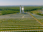 Le champ de miroirs sert à concentrer le rayonnement solaire sur le récepteur solaire pour permettre un processus thermochimique (Source d'image : Fraunhofer)