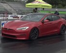 La Tesla Model S Plaid est déjà aussi rapide qu'un guépard en chasse, mais Miguel Roy a dû aller plus loin. (Source de l'image : DragTimes via YouTube)