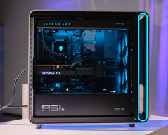 Le PC Area-51 est équipé de série d'un système de refroidissement liquide éclairé par RVB. (Source de l'image : Alienware)