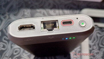 Ports supérieurs avec le port d'alimentation USB Type-C (Image source : Notebookcheck)