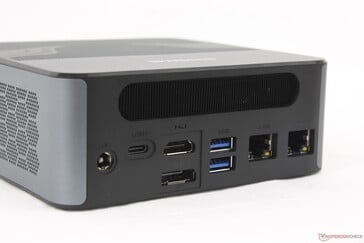 Arrière : Port pour adaptateur secteur, USB-C 4.0 avec Power Delivery + DisplayPort (8K@60 Hz), HDMI 2.0 (4K@60 Hz), DisplayPort 1.4 (4K@144 Hz), 2x USB-A 3.2 Gen. 2 (10 Gbps), 2x RJ-45 (2,5 Gbps)