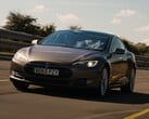 La Model S 90D 2015 s'est étonnamment bien comportée lors du test d'autonomie de What Car. (Source de l'image : What Car ? via YouTube)