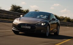 La Model S 90D 2015 s'est étonnamment bien comportée lors du test d'autonomie de What Car. (Source de l'image : What Car ? via YouTube)