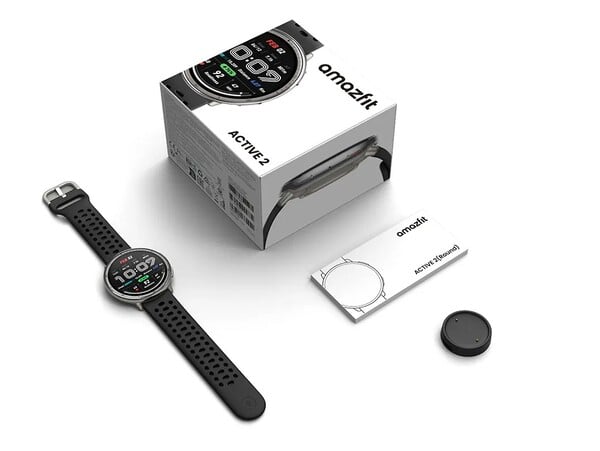 L'Amazfit Active 2 est livré avec une base de chargement magnétique. (Source : Amazfit)