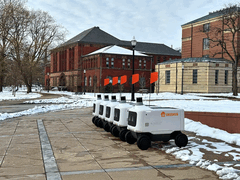 Robot de livraison Avride sur le campus (Image source : Avride)