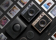 L&#039;Instax Mini Evo est relancé à l&#039;occasion du 90e anniversaire de Fujifilm. (Source de l&#039;image : Fujifilm)