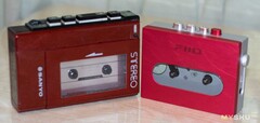 Le lecteur de cassettes portable Sanyo des années 1980 (à gauche) à côté du Fiio CP13 de 2024 (à droite). Source de l&#039;image : MySKU