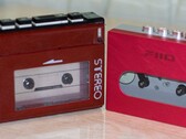 Le lecteur de cassettes portable Sanyo des années 1980 (à gauche) à côté du Fiio CP13 de 2024 (à droite). Source de l'image : MySKU