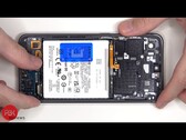 Le Samsung Galaxy S24 FE s'avère facile à réparer. (Source de l'image : YouTube / PBKreviews)