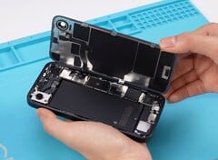 L&#039;iPhone 16e ( Apple ) permet de remplacer relativement facilement la batterie et le dos de l&#039;appareil. (Source de l&#039;image : REWA Technology)