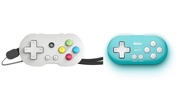 Le CRKD Atom est légèrement plus petit que le 8BitDo Zero 2 (Image source : CRKD et 8BitDo).