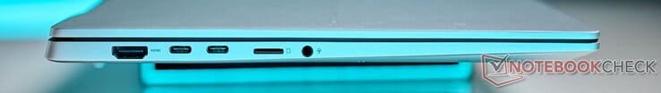 À gauche : HDMI 2.1, 2x USB-C 4.0 (40 Gbit/s, DisplayPort ALT mode 1.4, lecteur de carte microSD, audio 3,5 mm