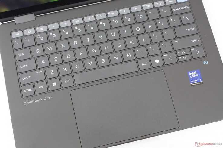 Même clavier que sur le modèle à clapet, mais avec un pavé tactile plus grand