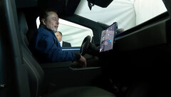 Elon Musk fait monter Bibi Netanyahu dans le Cybertruck (image : IsraeliPM/YT)