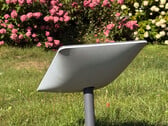 Une antenne standard Starlink sur une pelouse. (Source de l'image : Rose/X)